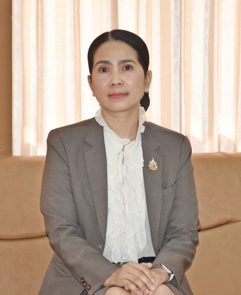 ผอ.สพป.หนองคาย เขต 1 กล่าวรายงานในการเปิดการประชุมโครงการอบรมเชิงปฏิบัติการ พัฒนาสมรรถนะข้าราชการครูและบุคลากรทางการศึกษา ตำแหน่งครูผู้ช่วย