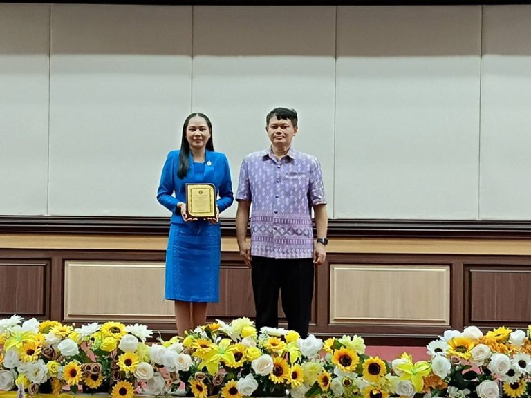 สพป.พิษณุโลก เขต 2 รับโล่ เกียรติบัตร โรงเรียนที่จัดกิจกรรมส่งเสริม ป้องกัน รักษาให้นักเรียนมีสุขภาพช่องปากดี No Caries School ปี 2567