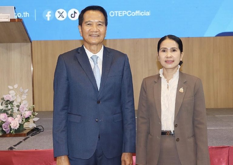 ผอ.สพป.หนองคาย เขต 1 ร่วมประขุมสัมมนาเพื่อเสริมสร้างความรู้ความเข้าใจเกี่ยวกับการดำเนินงานของ อ.ก.ค.ศ. เขตพื้นที่การศึกษา