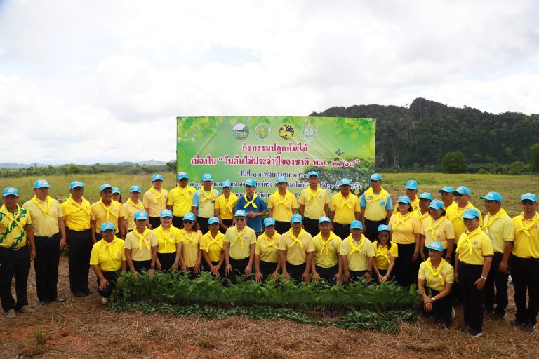 สพป.ตรัง เขต 1 ร่วมกิจกรรมจิตอาสาพัฒนา ปลูกต้นไม้ และปล่อยพันธุ์สัตว์น้ำ เนื่องในวันต้นไม้ประจำปีของชาติ พ.ศ. 2568 ณ จังหวัดตรัง