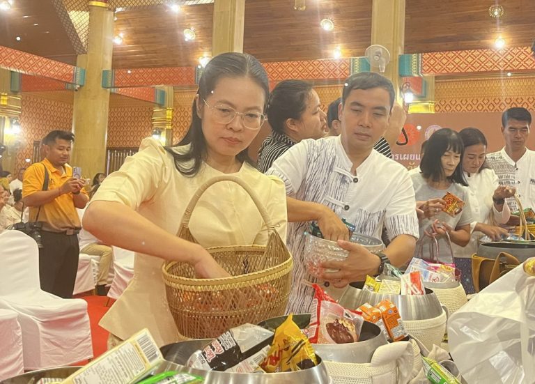 สพป.อุบลราชธานี เขต 1 ร่วมพิธีทำบุญตักบาตร เนื่องในวันวิสาขบูชา ประจำปี 2568