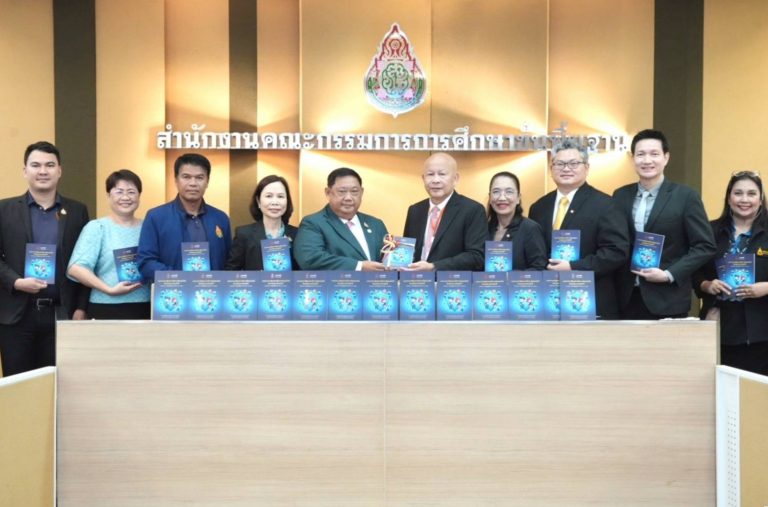 สพฐ. จับมือ สำนักงานคดีเยาวชนและครอบครัว สำนักงานอัยการสูงสุด ส่งมอบหนังสือเพื่อส่งเสริมการคุ้มครองเด็กจากภัยออนไลน์