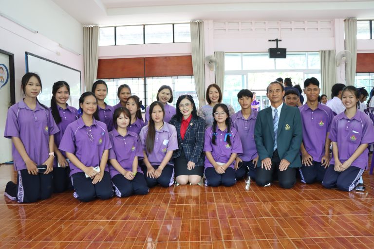 สพม.พิษณุโลก อุตรดิตถ์ ลงพื้นที่นิเทศและติดตามการเปิดภาคเรียนที่ 1 ปีการศึกษา 2568 พร้อมเน้นย้ำมาตรการความปลอดภัยของสถานศึกษา และติดตามการดำเนินงานสุขาดี มีความสุข