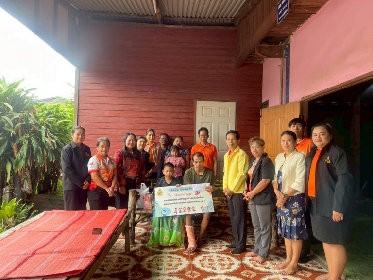 สพป.ศรีสะเกษ เขต 1 รวมน้ำใจของครูและบุคลากรในสังกัด มอบเงิน จำนวน 35,460 บาท และเครื่องนุ่งห่มช่วยเหลือนักเรียน โรงเรียนตะดอบวิทยา ที่ประสบอุบัติเหตุ