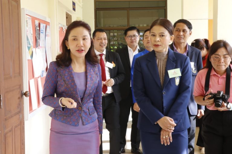 นางภัทริยาวรรณ พันธุ์น้อย ผู้ช่วยเลขาธิการ กพฐ. ลงพื้นที่ ติดตาม ตรวจเยี่ยมการสอบ “ครูผู้ช่วย” กรณีที่มีความจำเป็นหรือมีเหตุพิเศษ สนามสอบโรงเรียนดีบุกพังงาวิทยายน สพม.พังงา ภูเก็ต ระนอง