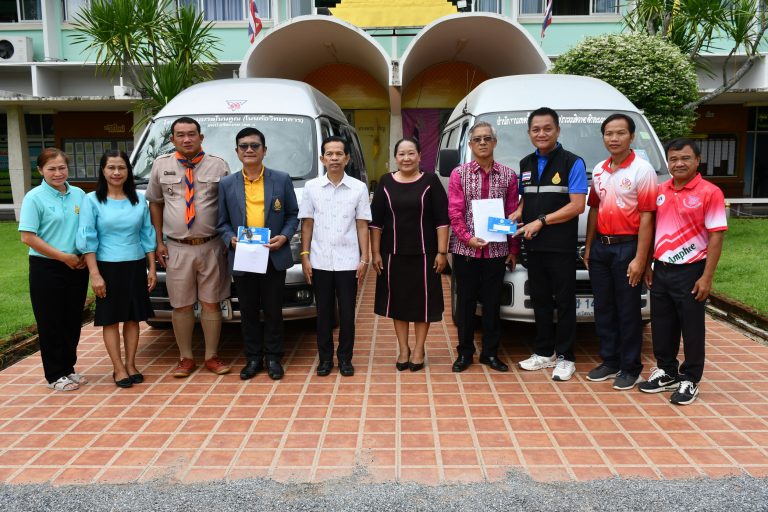 สพป.ศรีสะเกษ เขต 1 มอบรถยนต์ส่วนราชการ (รถตู้) ให้กับโรงเรียนในสังกัด เพื่อนำไปใช้ในการรับ – ส่งนักเรียน