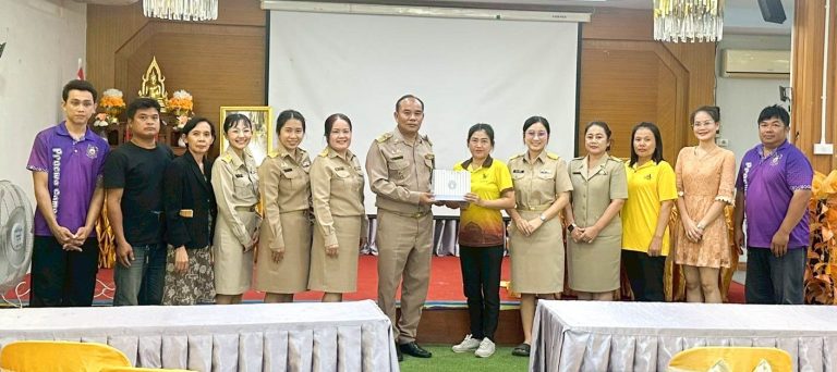 สพป.กาฬสินธุ์ เขต 3 ร่วมการประชุมเชิงปฏิบัติการยกระดับผลการประเมินคุณธรรมและความโปร่งใสในการดำเนินงานสำนักงานเขตพื้นที่การศึกษา ITA Online ประจำปีงบประมาณ พ.ศ. 2568 การเปิดเผยข้อมูลสาธารณะ (OIT) และมอบของขวัญ เพื่อเป็นขวัญกำลังใจให้ นางนภาลัย แสนชมภู