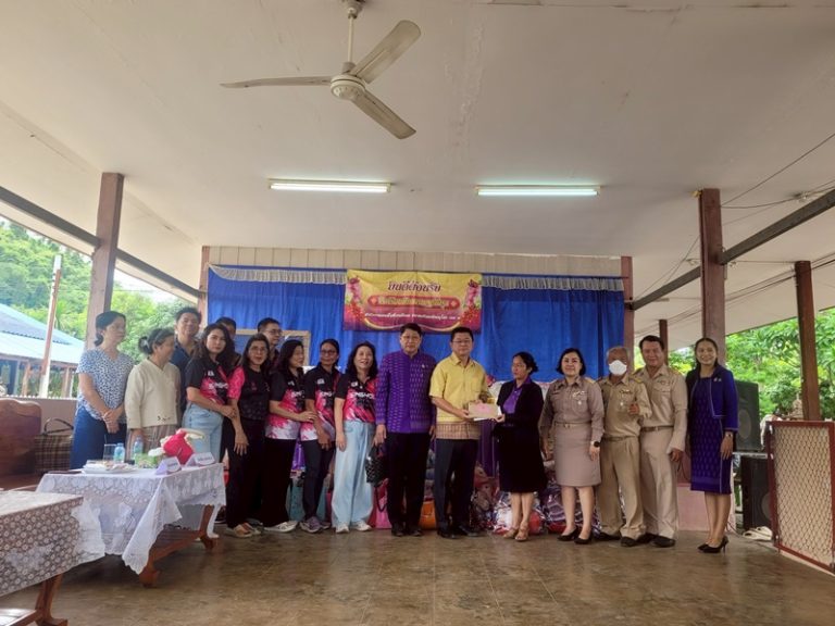 รองปลัดกระทรวงมหาดไทย มอบทุนการศึกษาและอุปกรณ์กีฬาให้แก่โรงเรียนบ้านหัวเขาราษฎร์บำรุง สพป.พิษณุโลก เขต 2