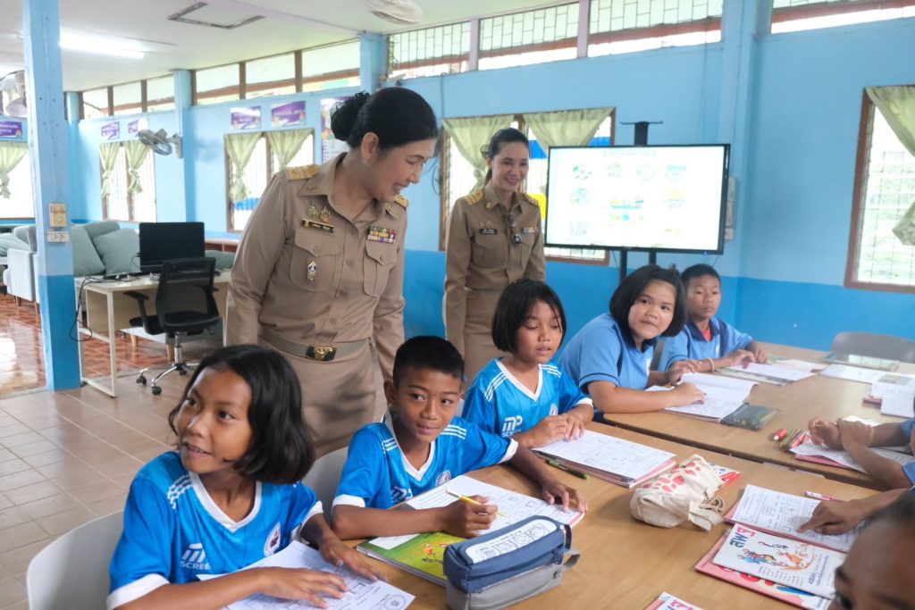 ผู้ช่วยเลขาธิการ กพฐ. 'อาทิตยา' ลงพื้นที่น่าน ตรวจเยี่ยม 5 โรงเรียนชายแดน รับฟังปัญหา-ให้กำลังใจครูและนักเรียน