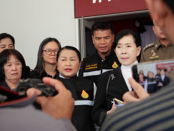 สพฐ. จับมือ มูลนิธิปวีณาฯ ลงพื้นที่กาญจนบุรี รุดช่วยเหลือและอำนวยความสะดวกนักเรียน-ผู้ปกครอง แจ้งความดำเนินคดีกรณี ผอ.โรงเรียนล่วงละเมิด