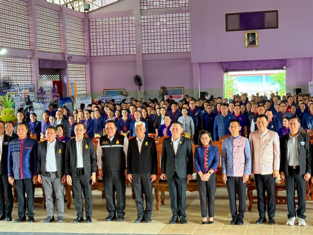 เลขาธิการ กพฐ. ร่วมคณะผู้บริหาร ศธ. เปิดงานมหกรรมวิชาการ “เครือข่ายพัฒนาการศึกษา” สร้างโอกาสเรียนรู้และการมีงานทำของเด็กนครพนม