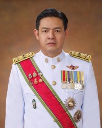 ผอ.วรพจน์-สายสะพายแดง-671x840-1